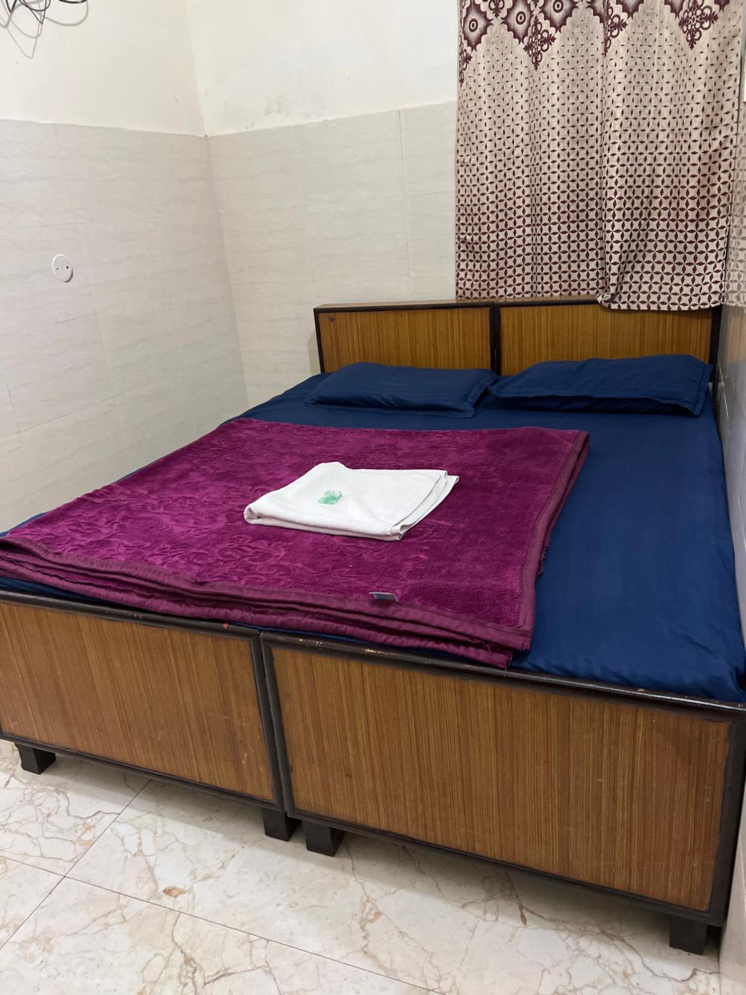 Raja Guest House -- Jalandhar Railway Station -- For Family, Couples, Travellers Exterior foto