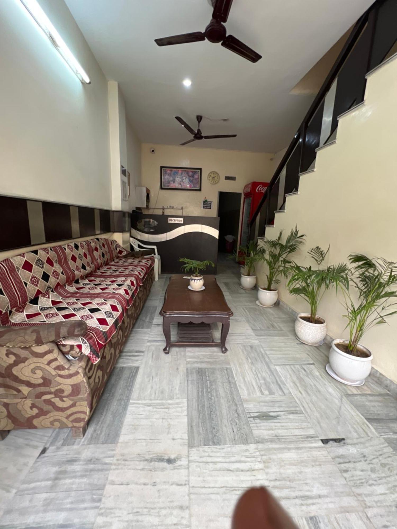 Raja Guest House -- Jalandhar Railway Station -- For Family, Couples, Travellers Exterior foto