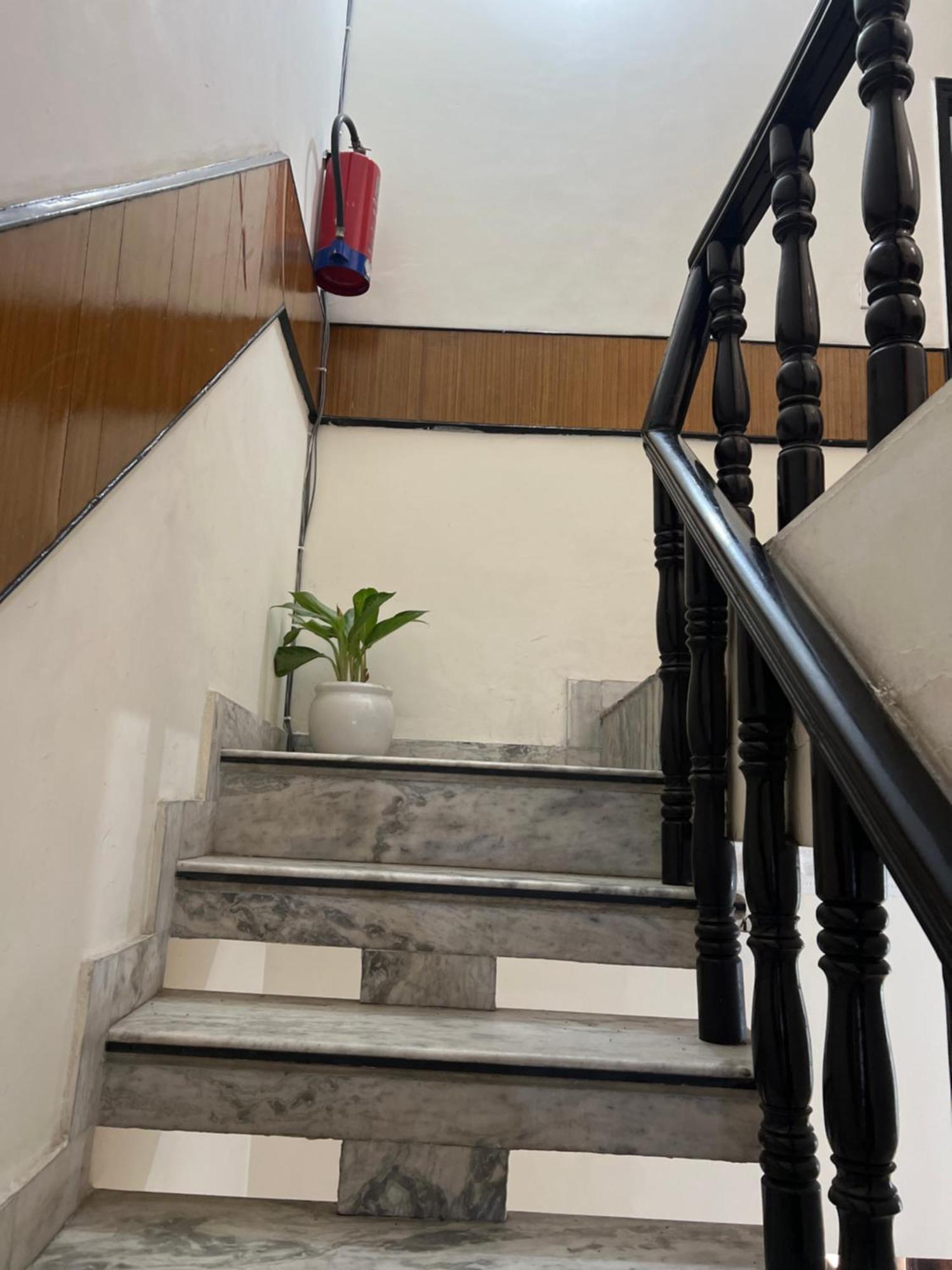 Raja Guest House -- Jalandhar Railway Station -- For Family, Couples, Travellers Exterior foto