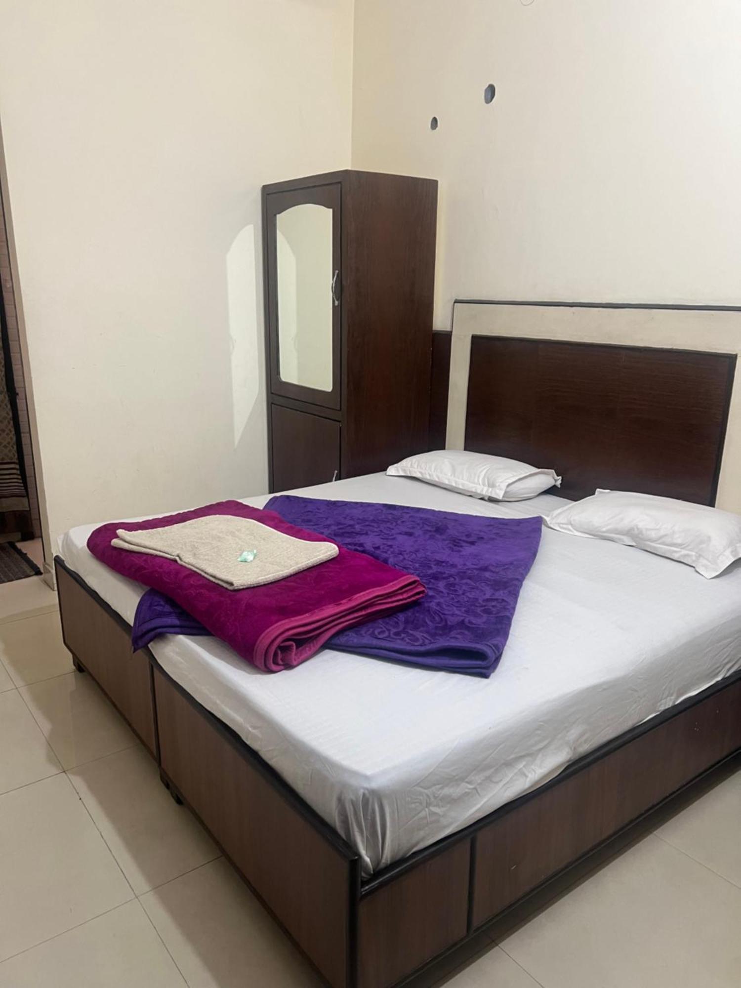 Raja Guest House -- Jalandhar Railway Station -- For Family, Couples, Travellers Exterior foto